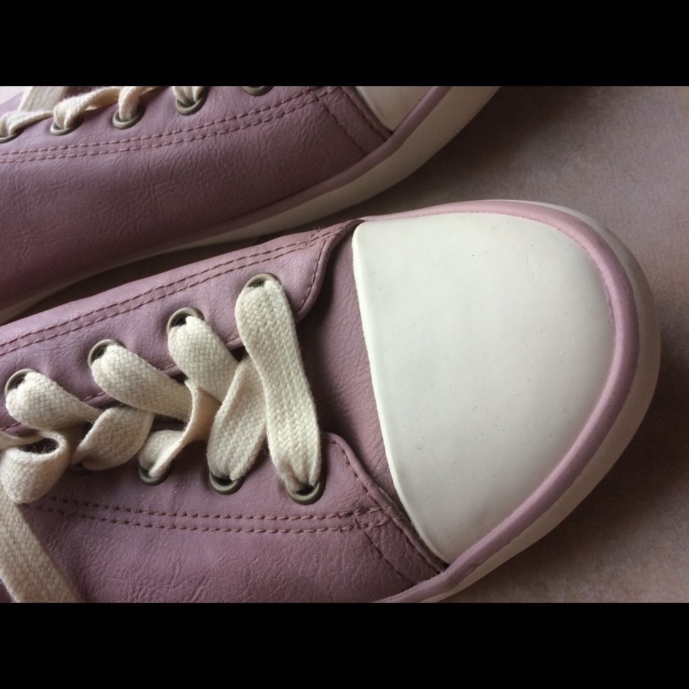 Sneakers - Picture 3 of 4